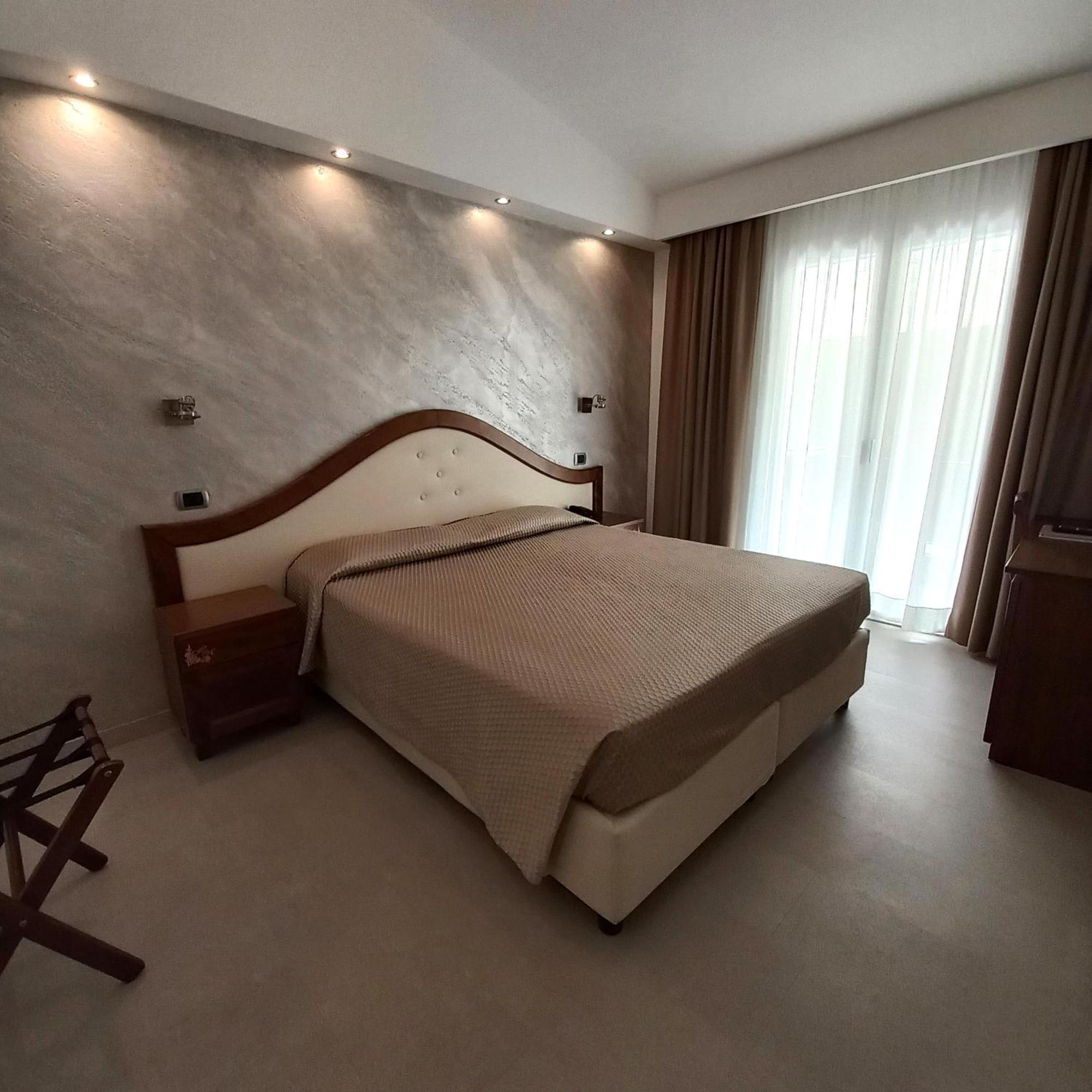 Hotel Nicoletta Санта Мария Наварезе Екстериор снимка