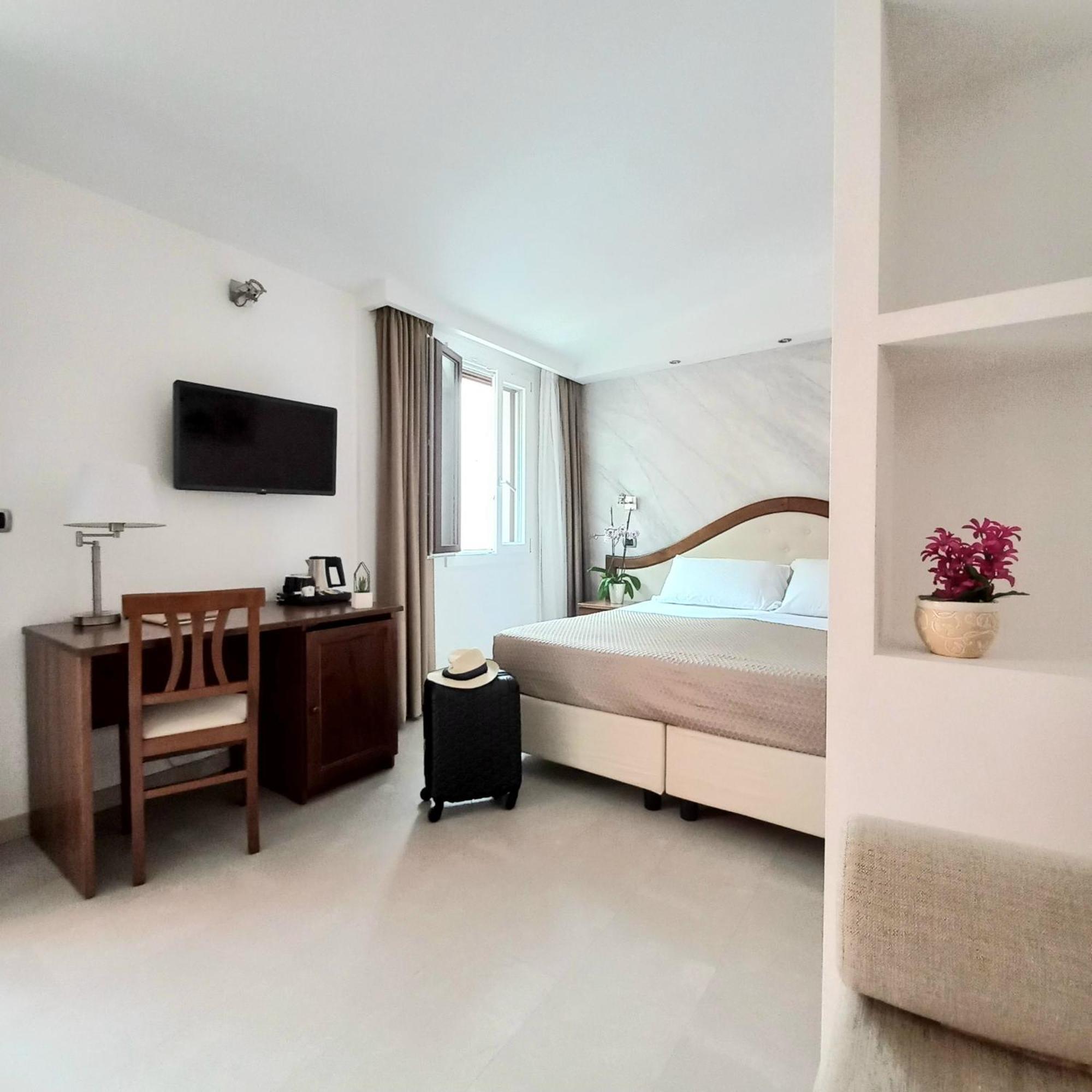 Hotel Nicoletta Санта Мария Наварезе Екстериор снимка