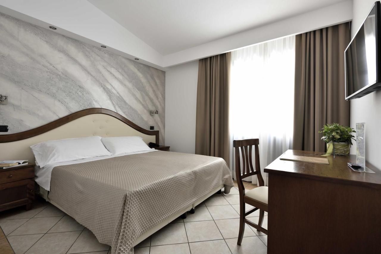 Hotel Nicoletta Санта Мария Наварезе Екстериор снимка