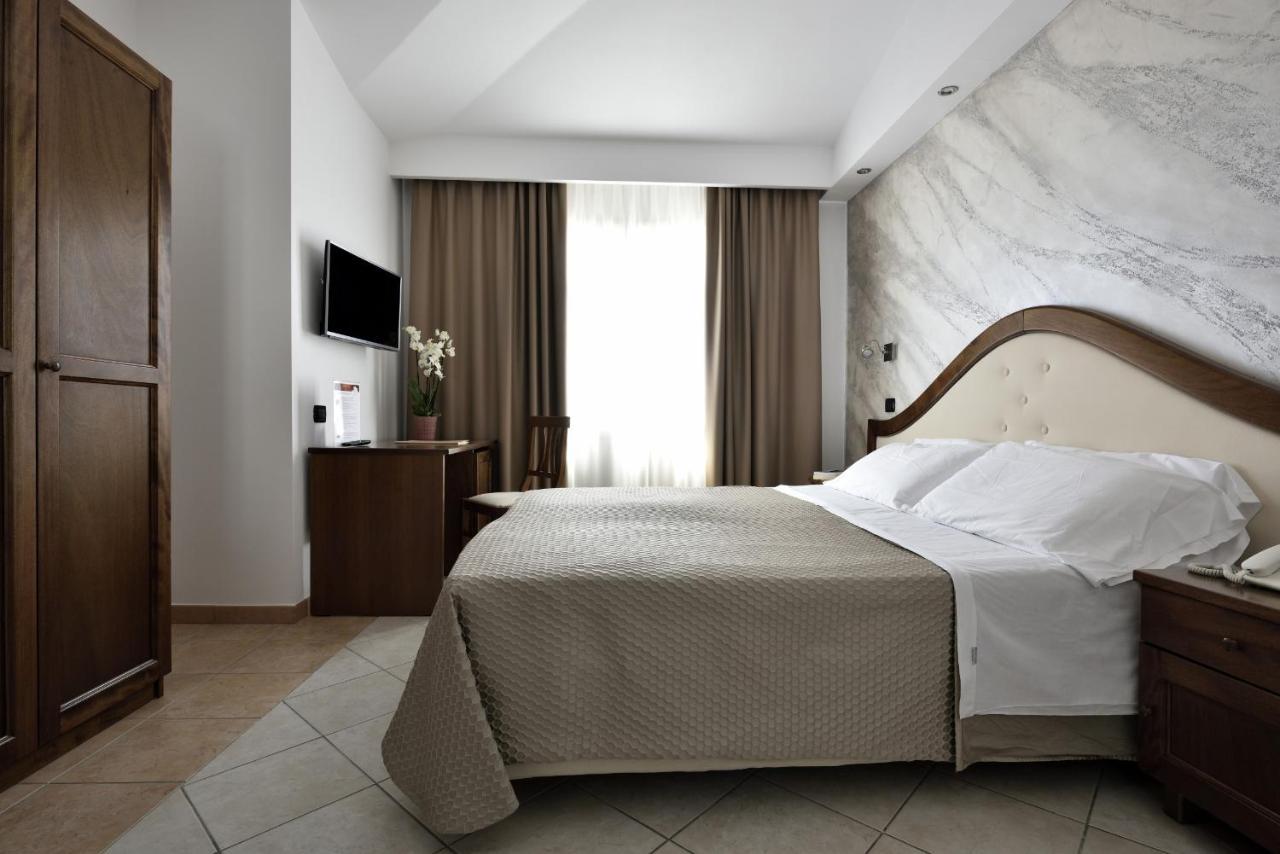 Hotel Nicoletta Санта Мария Наварезе Екстериор снимка