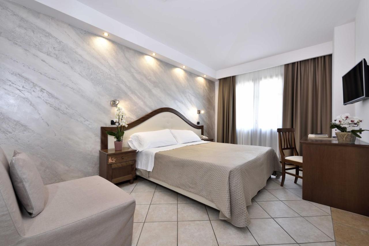 Hotel Nicoletta Санта Мария Наварезе Екстериор снимка